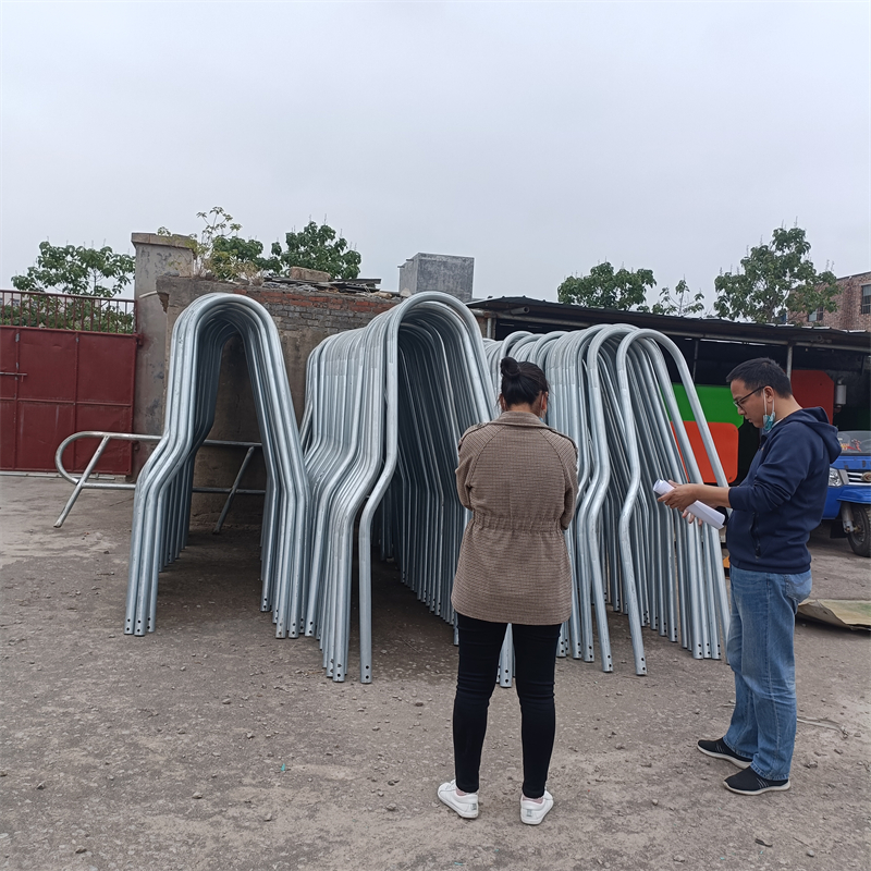 客户到厂实地考察牛颈枷与牛卧床(图1)